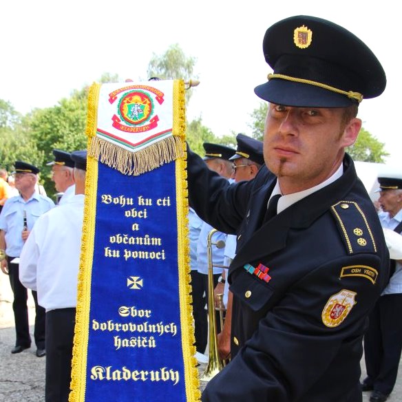 Burmistrz OSP Kladeruby Michal Sváček daje obywatelom piękną pamiątkową wstążkę na uroczystym błogosławieństwem miejskiej flagi.